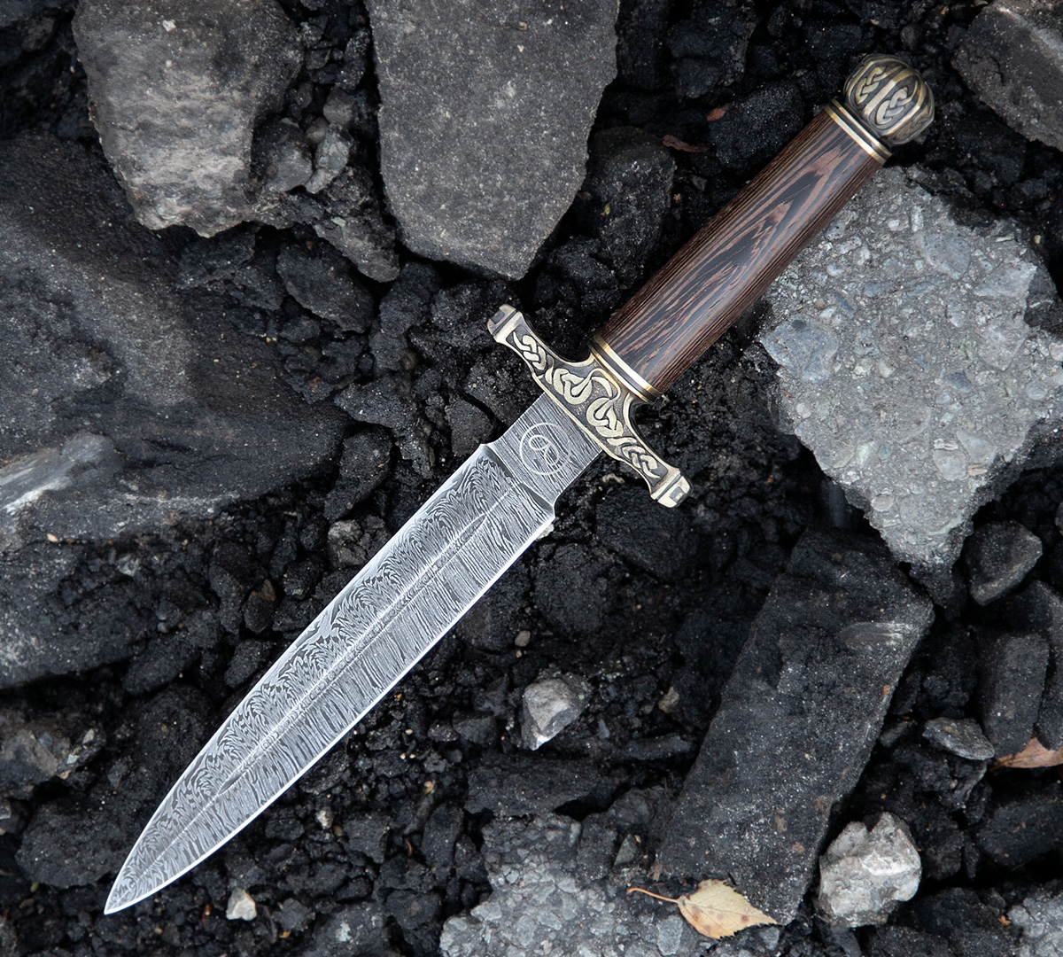 Кинжал из дамасской стали
