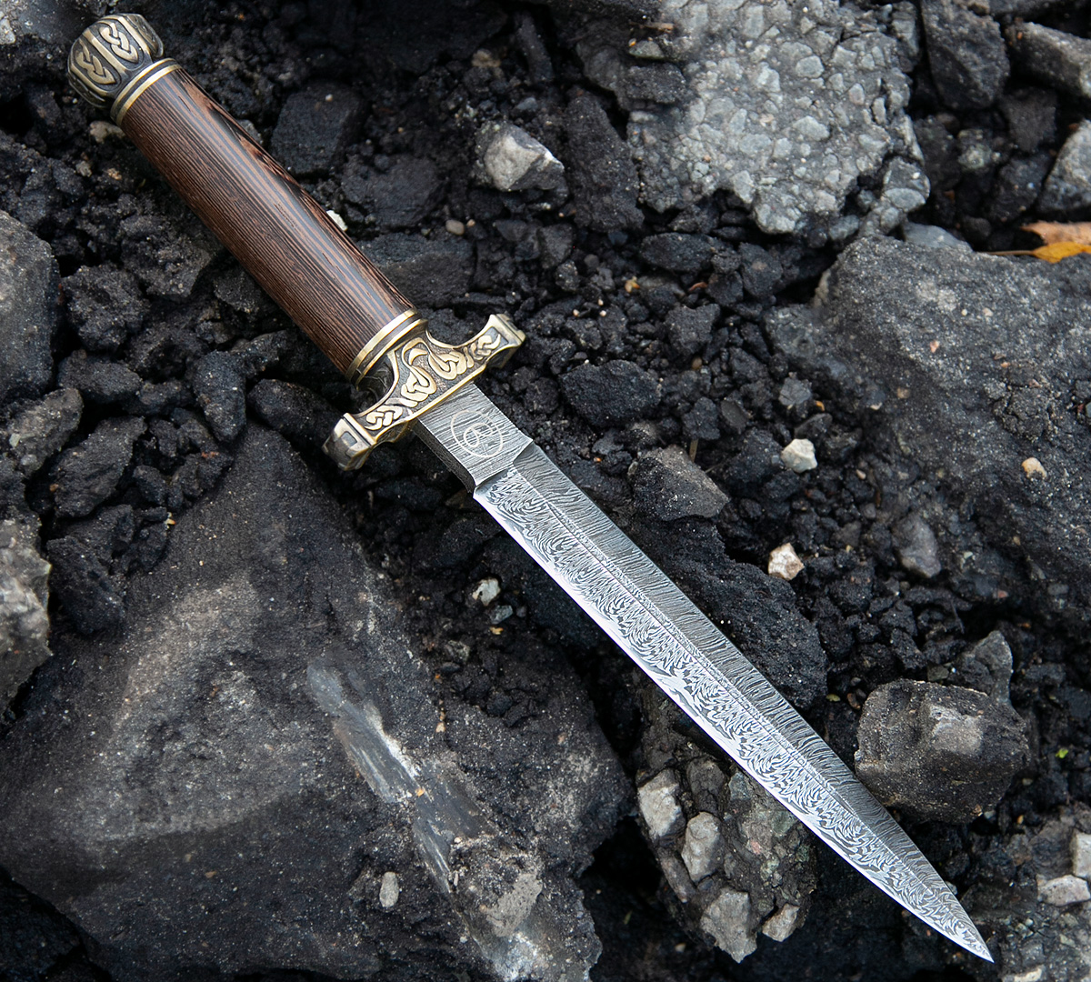 Кинжал из дамасской стали