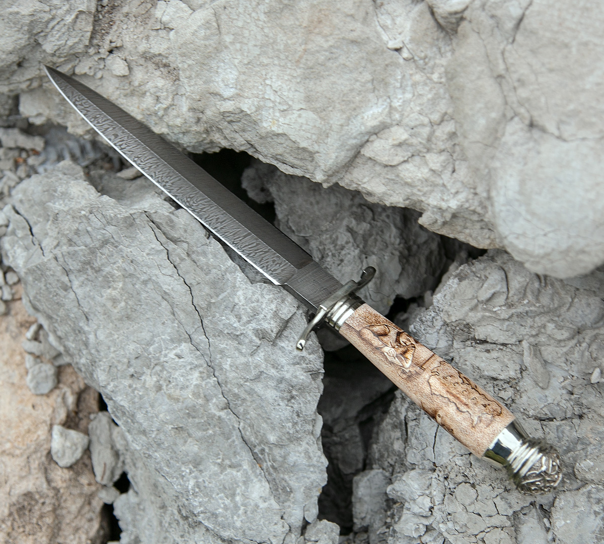 Кинжал из дамасской стали